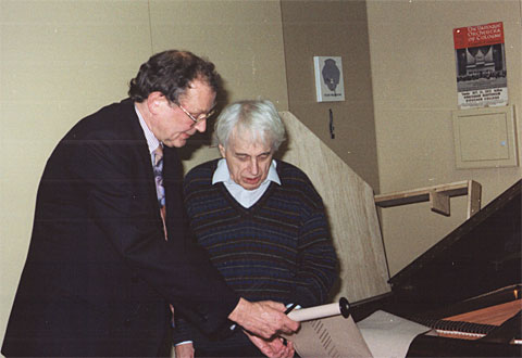 György Ligeti trifft mit Jürgen Hocker in der Kölner Philharmonie die letzten Vorbereitungen zur Uraufführung einer seiner Klavieretüden für Player Piano. 1992. Foto: Louise Duchesneau